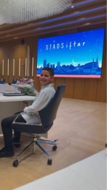 Adnan bij stadsiftar 